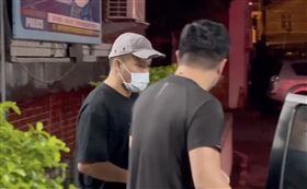 ▲「小翁立友」陳康岳筆錄做完，警方護送返家。（圖／翻攝畫面）