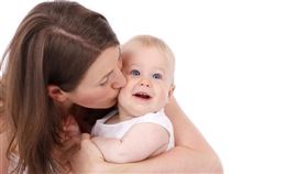 英國一名2歲幼童疑因親友親吻感染疱疹病毒，不幸永久喪失視力。（示意圖，pixabay）