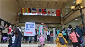 作為延平考試試場的金甌女中，早上七點多杭州南路大塞車，滿滿都是人。（圖／民眾提供）