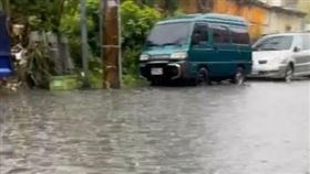 桃園急降雨，導致多地淹水。（圖／翻攝自畫面）