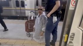 婦人列車上失控飆罵「你家死光光」遭帶離