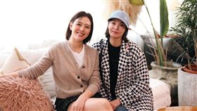 劉品言(左)與張榕容訪談話題甜鹹不忌，兩人還一度笑到流淚。（圖／鏡電視提供）