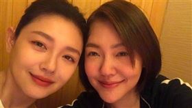 大S今日安葬，小S全程相陪。(圖／翻攝自臉書)