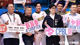 ▲中職36年開季團圓大辦桌，會長蔡其昌（左2）舉著年度口號「新篇章」。（圖／記者劉彥池攝影）