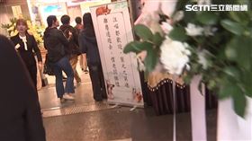 方旭告別式外出現「汪喵都歡迎，葉元之莫進　離塵遠遊去，慣老闆俱燼」布條
