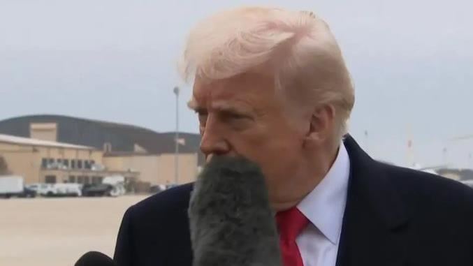 麥克風不長眼直戳川普　記者遭怒瞪