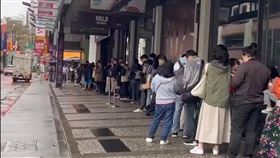 ▲喜樂時代進駐西門商圈，發放千張50元電影票人潮爆滿。（圖／喜樂時代 提供） 