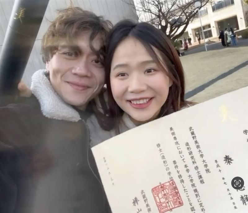 女畫家慶祝大學畢業，首度同框Ryu放閃自拍。（圖／翻攝自qin_sijing IG）