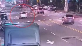 高雄三民區建工路發生車禍事故，男子疑疲勞駕駛連撞12車。（圖／翻攝畫面）