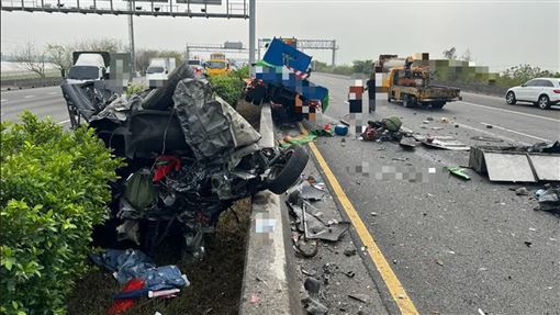 撿手機…害4國道連撞！妻子困夾扁車體亡