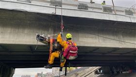 台中女散步突倒地滑落旱溪！竟無心跳