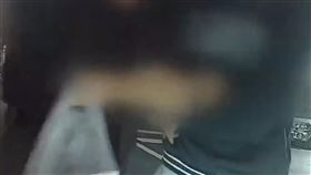 昨天深夜，新莊酒醉男闖紅燈飆罵騎士三字經。（圖／翻攝畫面）