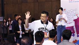 杜微現身世界唐氏症日活動  不多談請辭議題台鐵公司董事長杜微（中）以生涯規畫因素為由突然請辭，他15日下午在台北車站出席唐氏症基金會活動，面對媒體僅願談與活動相關議題，對請辭一事並未多說。圖為杜微向現場與會來賓揮手致意。中央社記者翁睿坤攝  114年3月15日