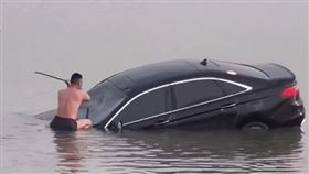 車輛失控墜湖，一名男子跳進湖中砸破車窗救人。（圖／翻攝自微博）