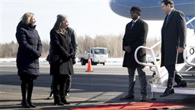 不滿川普？加拿大鋪「寒酸迷你紅毯」迎盧比歐。（圖／美聯社／達志影像）