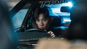 Tyson Yoshi在〈1994〉MV中親自下海拍動作戲。（圖／想不到音樂工作室提供）
