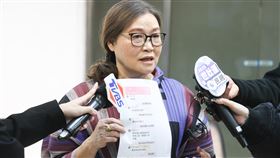 刑事局打詐記者會  退休銀行襄理分享經驗（2）警政署刑事局14日舉行「165打詐儀錶板投資詐騙案件下降 公私協力守護民眾財產」記者會，會中邀請退休銀行襄理李小姐（圖）現身說法，分享遭詐慘痛經驗，呼籲民眾提高警覺，不要受騙上當。中央社記者謝佳璋攝  114年3月14日