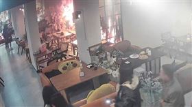大陸廣東省韶關市翁源縣一間奶茶店突發火災，所幸未造成人員傷亡。（圖／翻攝自南方日報）