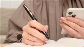 作業不會寫！高中生求救　作者親線上教學