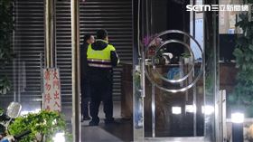 新北市三重一名男子疑似遭人用刀捅傷腹部。（圖／翻攝畫面）