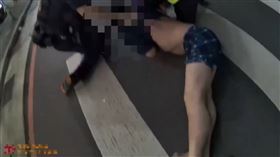 男子遭員警壓制在地，黑狗卻突然上前咬了警方小腿一大口。（圖／警方提供）