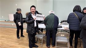 美東地區的紐約僑胞於當地時間週六在台灣會館自主發起「罷免藍委」連署活動。（圖／讀者提供)