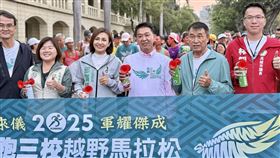 許智傑（右三）對此致歉，已要求立即回收，造成相關單位及民眾困擾，向大家道歉，未來相關活動會更謹慎處理。（圖／翻攝自許智傑臉書）