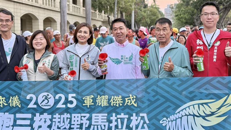 馬拉松獎盃造型是共軍槍枝　許智傑致歉