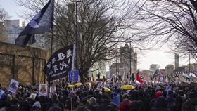 中國擬在倫敦建「超級使館」，異議人士15日再集結抗議，現場見中華民國國旗 （圖／美聯社／達志影像）