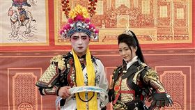 鄭人碩（左）、曾甜扮演武甲聖王和仙妃。（圖／大溪鳳山寺廣澤宮提供）