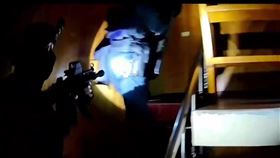 宜蘭警方攻堅畫面曝光，逮捕藏匿租屋處的槍毒犯。（圖／翻攝畫面）
