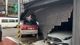 桃園中壢今天清晨發生車禍，蔡男駕駛小貨車衝撞中古車行。（圖／翻攝畫面）