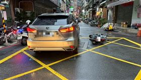 周男騎車時不慎發生追撞，直接摔落在地。（圖／警方提供）