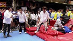 胡瓜（左）關心無尊現況（圖／民視提供）