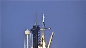 ▲乘龍號日前從佛羅里達州升空後，今天格林威治標準時間4時4分成功與國際太空站對接。（圖／美聯社／達志影像）