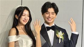 YT情侶檔「壹加壹」宣布「我們結婚囉」！（圖／翻攝自IG @illywang）