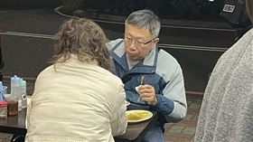 ▲網友在熱炒店巧遇山寨柯文哲，相似度百分百，引起熱議。（圖／翻攝自爆廢公社臉書）