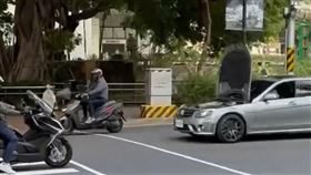 台中賓士車拒檢逃逸，不顧引擎蓋掀起擋住擋風玻璃。（圖／翻攝畫面）