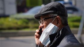 民眾外出配戴口罩  講電話才解下為了防範武漢肺炎疫情，不少民眾紛紛戴上口罩自保，只有在講電話時才解下口罩，保持口齒清晰。中央社記者徐肇昌攝  109年1月30日