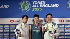 李佳豪獲得全英羽球賽亞軍台灣羽球好手李佳豪（中）16日在BWF全英羽球公開賽男單決賽雖不敵對手鍍銀，但表現仍可圈可點，教練馮勝杰（左）、楊鈞翔（右）都為子弟兵驕傲。（馮勝杰提供）中央社記者黎建忠傳真  114年3月17日