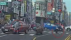 婦人落地後，駕駛攔腰施力想移動患者。（圖／翻攝自Wowtchout - 地圖型行車紀錄器分享平台）