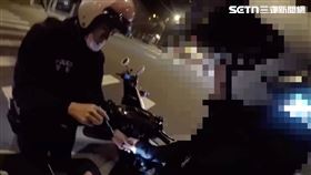 ▲北市游男騎乘改裝機車遭警攔查，又被搜出2包K他命。（圖／翻攝畫面）