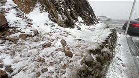 冷氣團發威，合歡山-1˚C，下冰霰，一片霧濛濛，濃霧，路面結冰(圖／翻攝畫面)