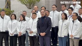 ▲朱立倫與國民黨團在議場前提出反戒嚴反廢死公投提案。（圖／記者詹宜庭攝影）
