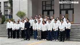 ▲朱立倫與國民黨團在議場前提出反戒嚴反廢死公投提案。（圖／記者詹宜庭攝影）