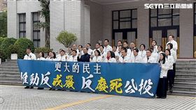 ▲朱立倫與國民黨團在議場前提出反戒嚴反廢死公投提案。（圖／記者詹宜庭攝影）