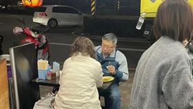 ▲山寨柯文哲喝湯（圖／翻攝自臉書＠爆廢公社）