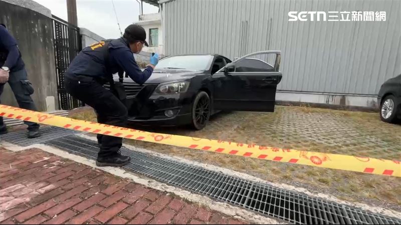 槍手犯案後棄車逃逸。(圖/翻攝畫面)