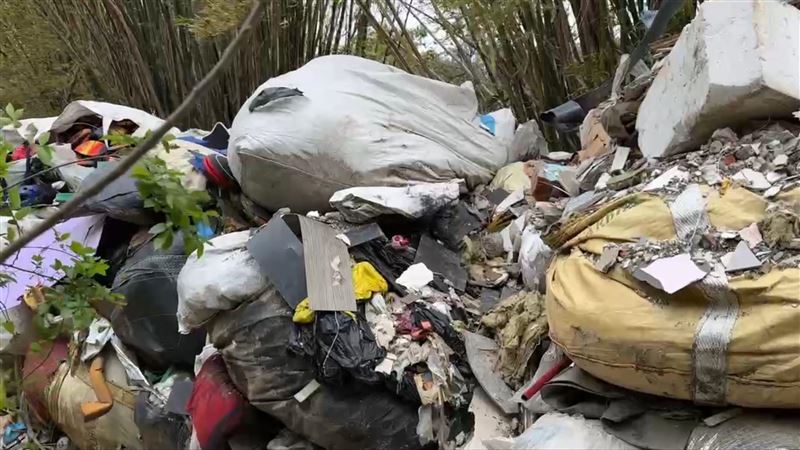 竹縣公墓旁「偷偷來」白色好幾包擋住路了