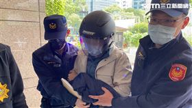 ▲雲云科技董事長曾志新出院後，隨即被帶回信義分局偵訊。（圖／記者楊忠翰攝影）